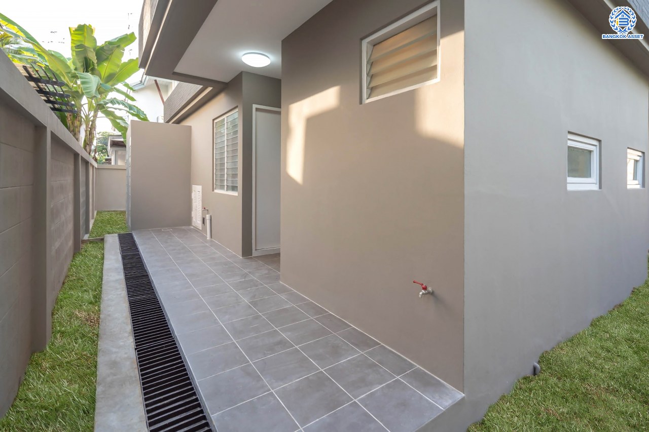 บ้านมือสองตกแต่งใหม่ โครงการ โนเบิล วานา วัชรพล ดีไซน์สุดโดดเด่น เนื้อที่ 68.5 ตร.ว. ฟังก์ชันจัดเต็ม 3 ห้องนอน 4 ห้องน้ำ 1 ห้องแม่บ้าน จอดรถได้ 2 คัน บนทำเลเดินทางสะดวก ใกล้เซ็นทรัลรามอินทรา, จุดขึ้นทางด่วน "สุขาภิบาล5-1" และรถไฟฟ้าสายสีชมพู "สถานีวัชรพล"